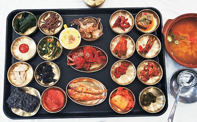 광주 꽃게장백반거리 중앙식당 동곡본점의 상차림.