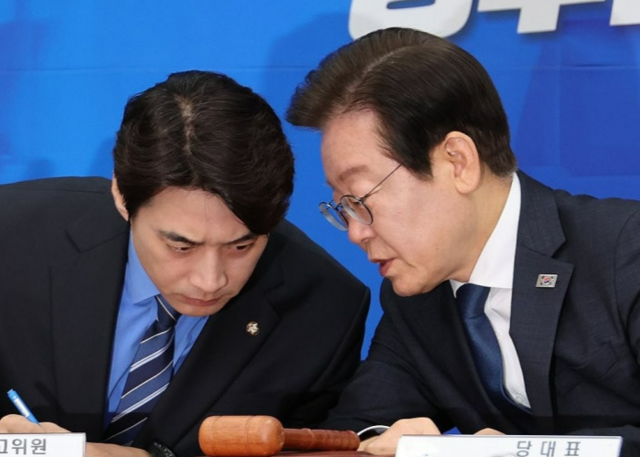 이재명(오른쪽) 대통령과 한준호 더불어민주당 의원. 연합뉴스