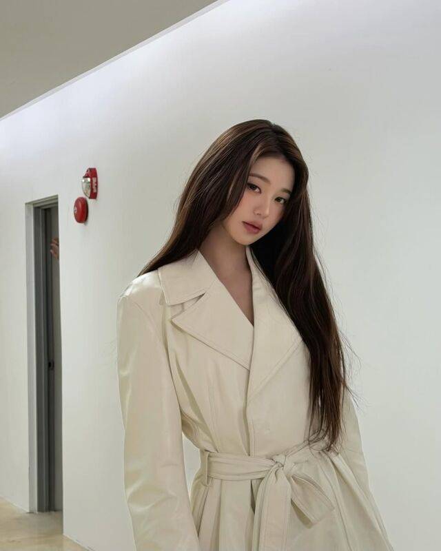 장원영이 압도적인 비주얼과 분위기로 팬들의 시선을 사로잡았다. / 장원영 SNS