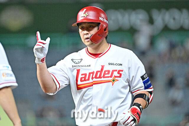 8일 인천 SSG랜더스필드에서 열린 '2025 신한 SOL BANK KBO리그' KT 위즈와 SSG랜더스 경기.SSG 최정이 6회말 선두타자로 나와 안타를 친 후 기뻐하고 있다./마이데일리