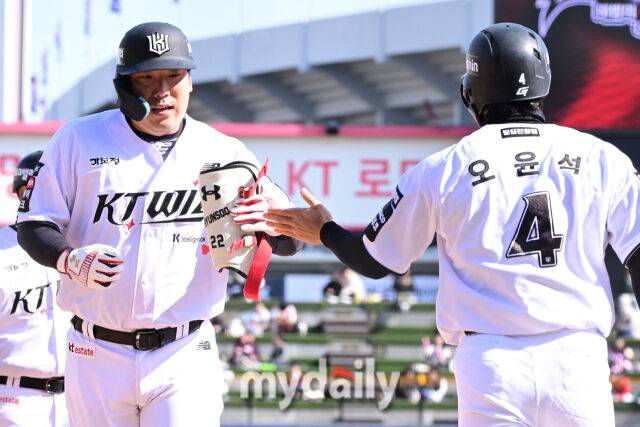 KT 김현수가 19일 오후 경기도 수원KT위즈파크에서 진행된 ‘2026 신한 SOL KBO리그’ 키움-KT의 시범경기 7회말 동점타를 때린 뒤 교체되고 있다./수원=곽경훈 기자