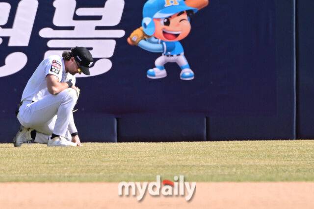 19일 오후 경기도 수원KT위즈파크에서 진행된 ‘2026 신한 SOL KBO리그’ 키움-KT의 시범경기. KT 힐리어드가 8회초 무사 1,3루에서 서건창 타구를 잡기 위해 슬라이딩을 했지만 놓친 뒤 아쉬워 하고 있다./수원=곽경훈 기자