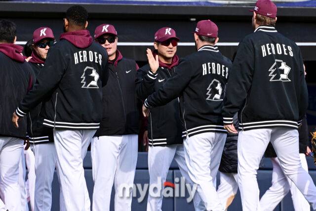 키움 설종진 감독이 19일 오후 경기도 수원KT위즈파크에서 진행된 ‘2026 신한 SOL KBO리그’ 키움-KT의 시범경기에서 11-4로 승리한 뒤 선수들과 하이파이브를 하고 있다./수원 = 곽경훈 기자