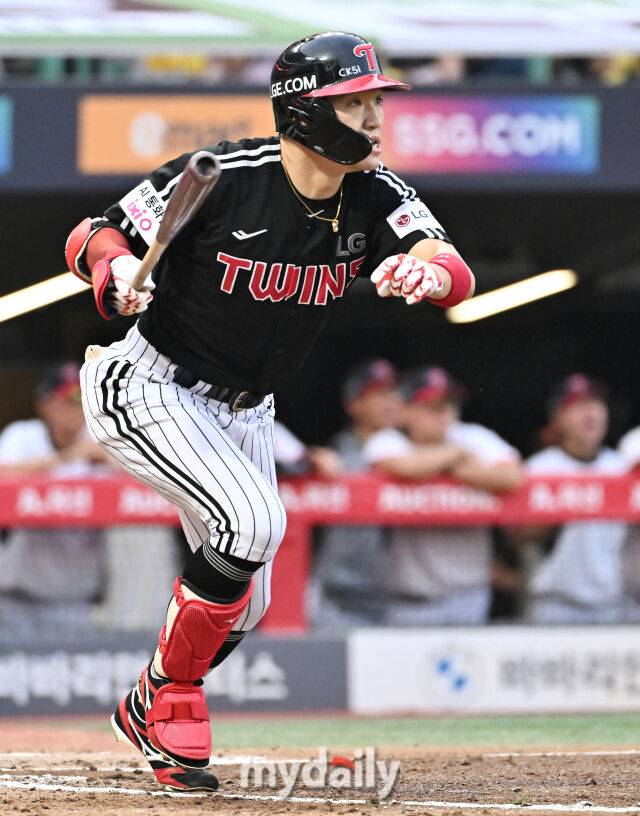 17일 오후 이넌광역시 문학동 인천SSG랜더스필드에서 진행된 '2025 프로야구 KBO리그' SSG랜더스와 LG트윈스의 경기.LG 박해민이 4회초 2사 2루서 1타점 적시타를 터뜨리고 있다./마이데일리