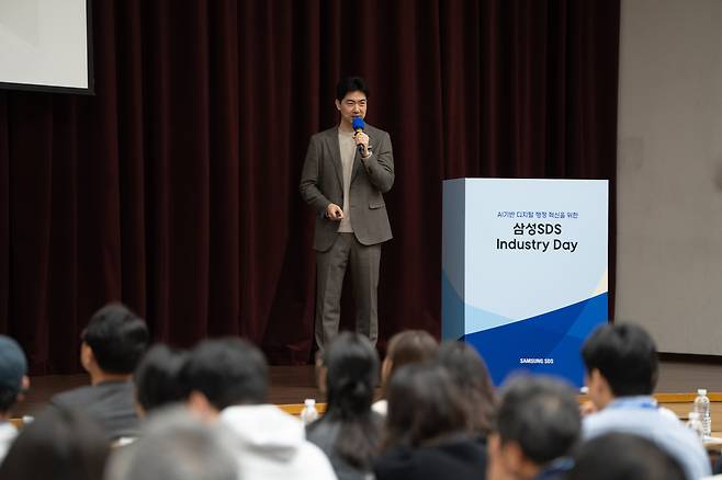 정부세종컨벤션센터 국제회의장에서 진행된 ‘삼성SDS 인더스트리 데이’ 행사에서 삼성SDS 김긍환 컨설팅팀장이 공공 서비스 혁신을 위한 삼성SDS의 AX 전략에 대해 발표하는 모습 [삼성SDS 제공]