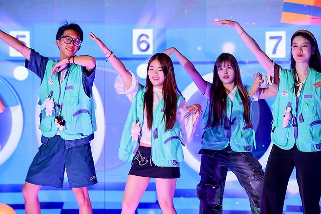 한국관광공사 서울센터 하이커그라운드를 방문해 K-팝 댄스를 해보고 있는 중국 대학생