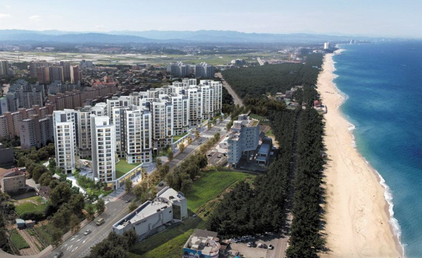 <사진: 오는 8월 입주 예정인 강릉 아파트 ‘강릉 오션시티 아이파크’ 조감도 >