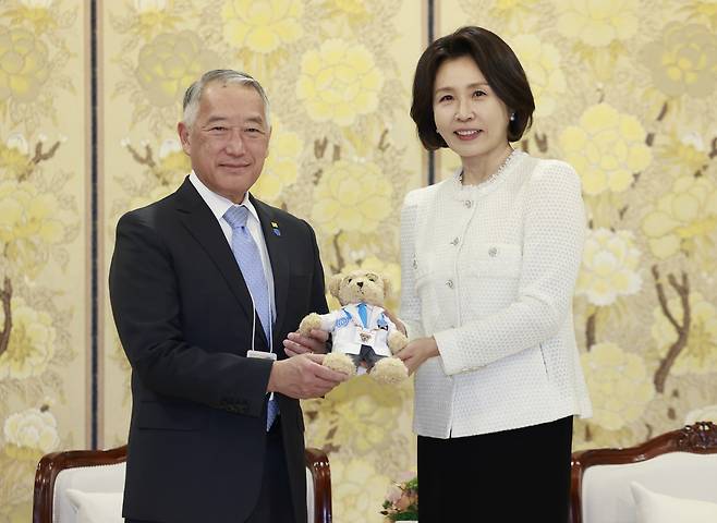 김혜경 여사가 지난 18일 청와대에서 제롬 김 국제백신연구소(IVI) 사무총장으로부터 IVI 마스코트인형을 받고 있다. [연합]