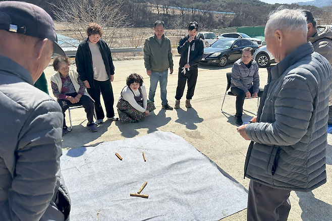“윷놀이때 주인마님 이겨도, 허허 웃으시겠지”