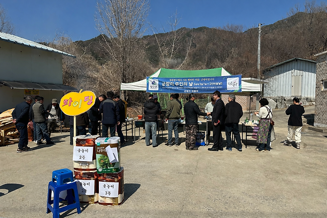 양구 군량리 마을 주민들 모두가 마련한 음식을 함께 나눠먹기 위해 줄을 서 있다.