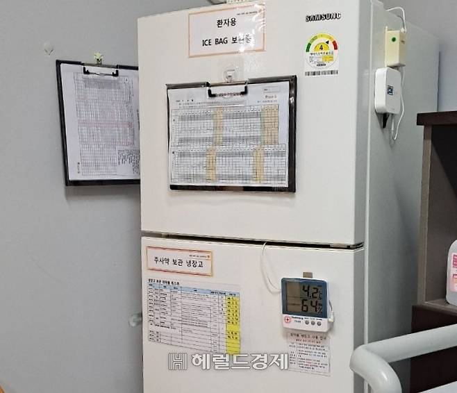 한 의료 기관의 백신 보관 냉장고에 백신 관리 종이 장부가 걸려 있다. 병의원에선 매일 2회 온도를 기록하고 5년간 보관해야 한다. [독자 제공]
