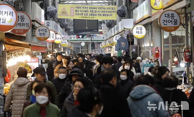 [서울=뉴시스] 김혜진 기자 = 설 연휴를 하루 앞둔 지난달 13일 오후 서울 광진구 자양전통시장에서 시민들이 장을 보고 있다. (사진은 기사와 직접 관련이 없습니다.) 2026.03.19. jini@newsis.com