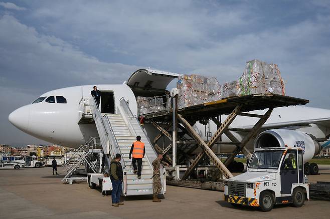 [베이루트=AP/뉴시스] 18일(현지 시간) 레바논 베이루트 라피크 하리리 국제공항에서 작업자들이 유니세프와 세계보건기구(WHO)가 보낸 의료 지원 물품을 하역하고 있다. 2026.03.19.