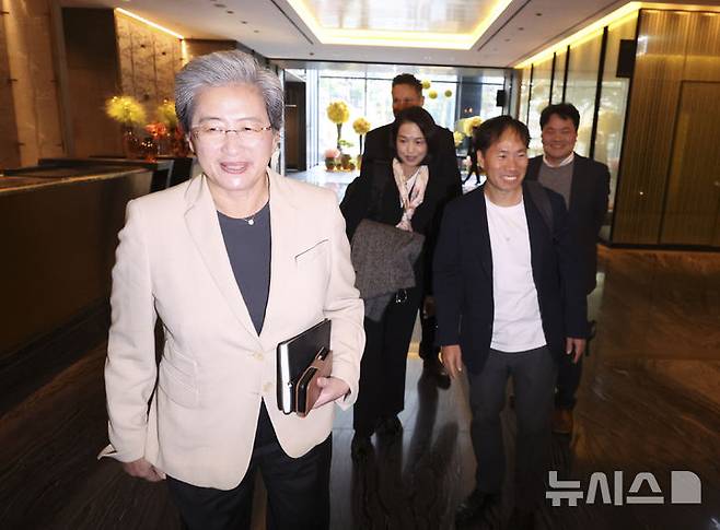 [서울=뉴시스] 김근수 기자 = 리사 수 AMD 최고경영자(CEO)가 19일 서울 시내의 한 호텔에서 김성훈 업스테이지 대표와 만남을 마치고 호텔을 나서고 있다. 2026.03.19. ks@newsis.com
