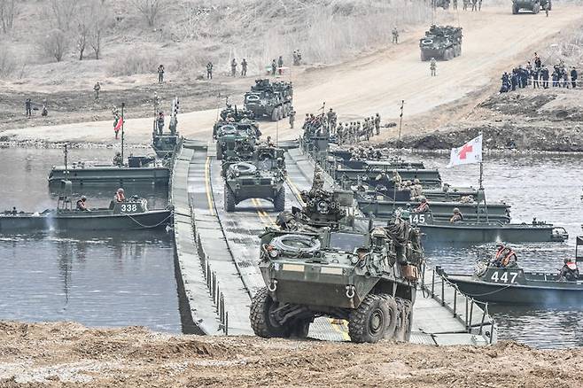 [서울=뉴시스]  14일 경기도 연천군 일대에서 실시된 한미연합 제병협동훈련에서 미 스트라이커 장갑차가 한국군 자주도하장비 수룡(KM3)과 미국 개량형 전술부교(IRB)가 결합한 연합부교를 통해 도하하고 있다. (사진=육군 제공). 2026.03.14. photo@newsis.com *재판매 및 DB 금지