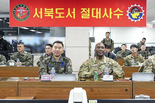 [서울=뉴시스] 김진아 기자 = 진영승 합동참모본부 의장과 제이비어 브런슨 한미연합군사령관이 12일 해병 6여단에서 대비 태세를 보고 받고 있다. (사진=합동참모본부 제공) 2026.03.12. photo@newsis.com *재판매 및 DB 금지