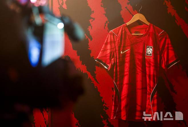 [서울=뉴시스] 정병혁 기자 = 19일 서울 강남역 인근에 설치된 나이키 몰입형 체험공간 '발톱의 역습'에  2026년 대한민국 축구 국가대표팀 홈 유니폼이 공개되어있다. 나이키는 2026 북중미 월드컵을 겨냥해 2026년 대한민국 축구 국가대표팀 유니폼을 19일 공개했다.  2026.03.19. jhope@newsis.com