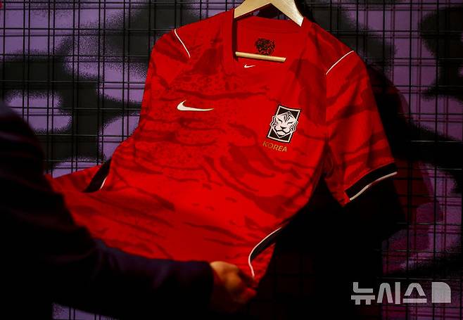 [서울=뉴시스] 정병혁 기자 = 19일 서울 강남역 인근에 설치된 나이키 몰입형 체험공간 '발톱의 역습'에  2026년 대한민국 축구 국가대표팀 홈 유니폼이 공개되어있다. 나이키는 2026 북중미 월드컵을 겨냥해 2026년 대한민국 축구 국가대표팀 유니폼을 19일 공개했다.  2026.03.19. jhope@newsis.com