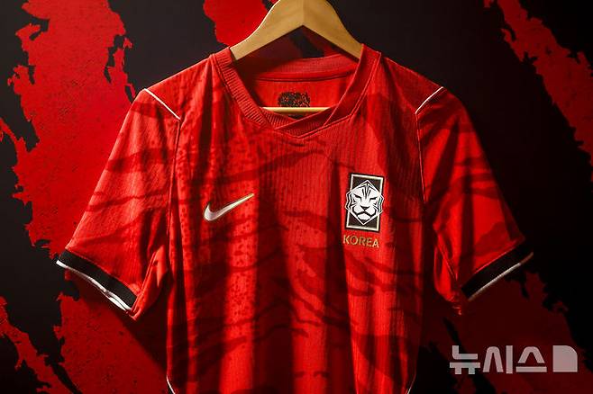 [서울=뉴시스] 정병혁 기자 = 19일 서울 강남역 인근에 설치된 나이키 몰입형 체험공간 '발톱의 역습'에  2026년 대한민국 축구 국가대표팀 홈 유니폼이 공개되어있다. 나이키는 2026 북중미 월드컵을 겨냥해 2026년 대한민국 축구 국가대표팀 유니폼을 19일 공개했다.  2026.03.19. jhope@newsis.com