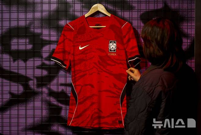 [서울=뉴시스] 정병혁 기자 = 19일 서울 강남역 인근에 설치된 나이키 몰입형 체험공간 '발톱의 역습'에  2026년 대한민국 축구 국가대표팀 홈 유니폼이 공개되어있다. 나이키는 2026 북중미 월드컵을 겨냥해 2026년 대한민국 축구 국가대표팀 유니폼을 19일 공개했다.  2026.03.19. jhope@newsis.com