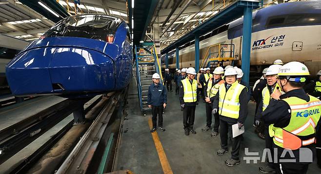 [인천=뉴시스] 전진환 기자 = 맹성규 국회 국토교통위원장, 박찬대 더불어민주당 의원이 19일 경기도 고양시 수도권철도차량정비단에서 인천발 KTX에 들어갈 신형 차량(EMU 320) 도입 계획과 철도 안전 전반을 확인 점검하고 있다. 2026.03.19. amin2@newsis.com