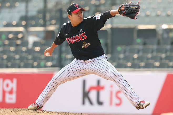 [서울=뉴시스] 프로야구 LG 트윈스 장현식이 16일 수원 KT위즈파크에서 열린 2026 신한 쏠 KBO리그 시범경기 KT 위즈전에 불펜 등판해 공을 던지고 있다. (사진=LG 트윈스 제공) 2026.03.16. *재판매 및 DB 금지