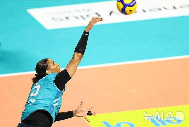 [서울=뉴시스] 황준선 기자 = 18일 서울 중구 장충체육관에서 열린 2025-2026 V-리그 여자부 현대건설 힐스테이트 배구단과 GS칼텍스 서울KIXX의 경기, GS칼텍스 실바가 서브를 넣고 있다. 2026.03.18. hwang@newsis.com