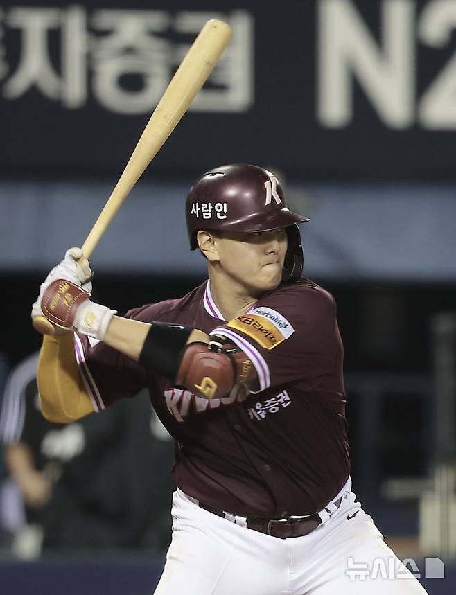 [서울=뉴시스] 정병혁 기자 = 16일 서울 송파구 잠실야구장에서 열린 2025 KBO리그 키움 히어로즈 대 두산 베어스의 경기, 9회초 1사 1루 상황 키움 김건희가 2루타를 치고 있다.  2025.09.16. jhope@newsis.com