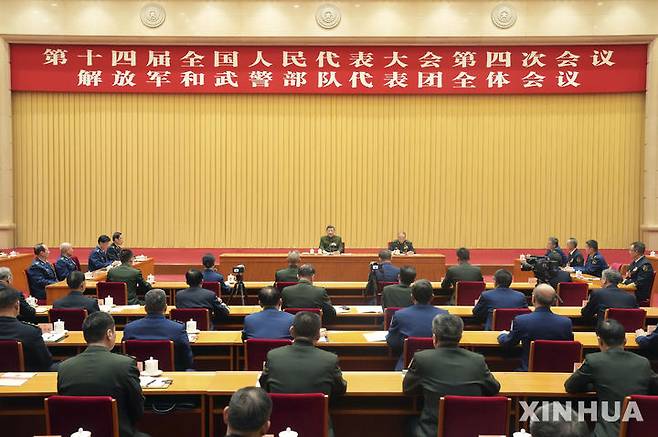 [베이징=신화/뉴시스] 미국 정보당국은 "중국 지도부가 현재로서는 2027년 대만 침공을 실행할 계획을 가지고 있지 않으며, 통일 달성을 위해 확정된 일정도 없다고 평가한다"고 18일(현지 시간) 밝혔다. 사진은 시진핑 중국 국가주석이 지난 7일 베이징 인민대회당에서 열린 전국인민대표대회(전인대) 제4차 회의 인민해방군과 무장경찰부대 대표단 전체회의에 참석해 발언하고 있는 모습. 2026.03.19.