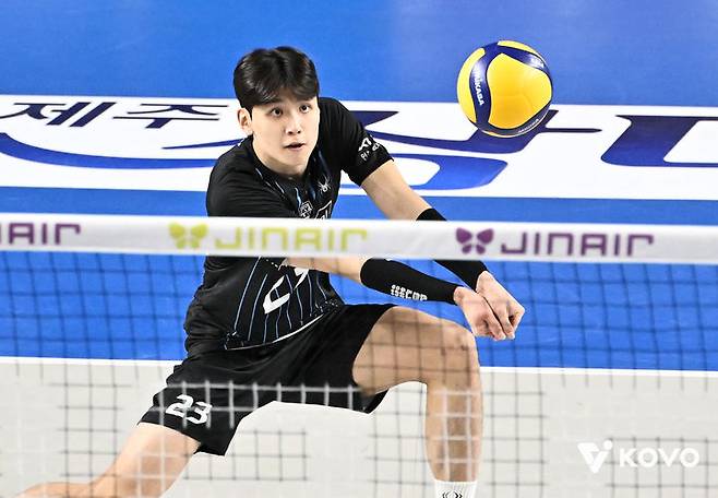 [서울=뉴시스] 남자 프로배구 현대캐피탈의 이승준이 19일 천안 유관순체육관에서 열린 진에어 2025~2026 V-리그 남자부 1라운드 대한항공과의 경기에서 공을 받고 있다. (사진=KOVO 제공) 2026.03.19. *재판매 및 DB 금지
