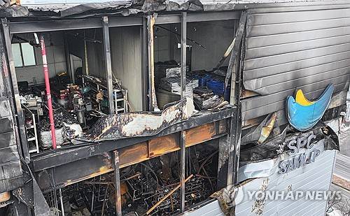 불에 탄 SPC삼립 시화공장 [연합뉴스 제공]