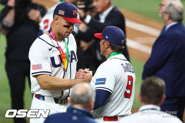 [사진] WBC 미국 대표팀 애런 저지(왼쪽)가 결승전 패배 후 마크 데로사 감독과 악수하고 있다. ⓒGettyimages(무단전재 및 재배포 금지)