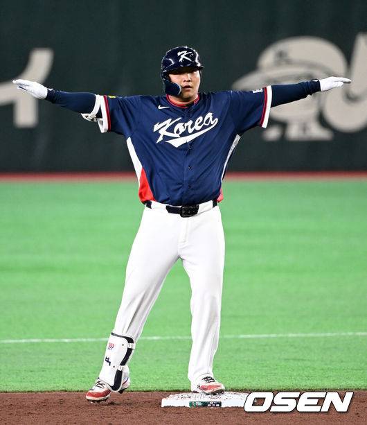 [OSEN=도쿄(일본), 손용호 기자] 9일 일본 도쿄돔에서 월드베이스볼클래식(WBC) 조별리그 C조 한국과 호주의 경기가&nbsp;열렸다.C조는 일본이 3승으로 조 1위를 확정, 8강에 진출했다. 호주가 2승 1패, 대만이 2승 2패, 한국이 1승 2패, 체코는 3패다.한국 WBC 대표팀이 8강에 진출하려면 호주에 2점 이하로 실점하면서 5점 차 이상으로 승리해야만 한다.3회초 1사 2루에서 한국 문보경이 우전 적시 2루타를 치고 환호하고 있다. 2026.03.09&nbsp;/spjj@osen.co.kr