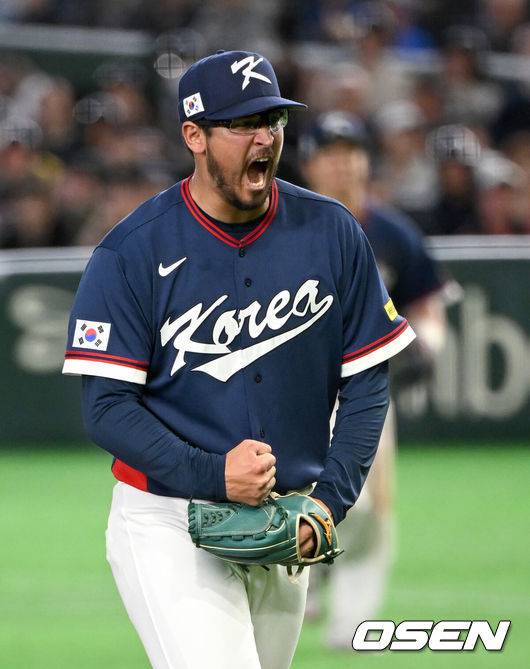 [OSEN=도쿄(일본), 손용호 기자] 9일 일본 도쿄돔에서 월드베이스볼클래식(WBC) 조별리그 C조 한국과 호주의 경기가&nbsp;열렸다.C조는 일본이 3승으로 조 1위를 확정, 8강에 진출했다. 호주가 2승 1패, 대만이 2승 2패, 한국이 1승 2패, 체코는 3패다.한국 WBC 대표팀이 8강에 진출하려면 호주에 2점 이하로 실점하면서 5점 차 이상으로 승리해야만 한다.7회말 2사 3루에서 한국 데인 더닝이 호주 릭슨 윈그로브를 삼진으로 처리하고 환호하고 있다. 2026.03.09&nbsp;/spjj@osen.co.kr