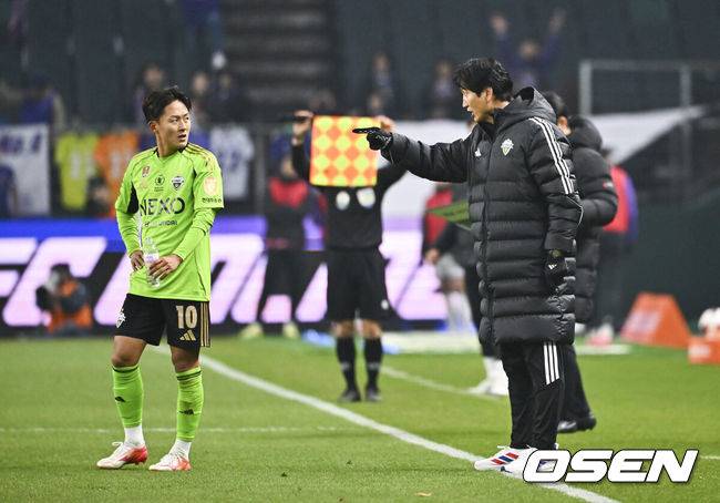 [OSEN=전주, 박준형 기자] 18일 전북 전주월드컵경기장에서 '하나은행 K리그1 2026'&nbsp;전북 현대와 FC안양의 경기가 진행됐다.  FC안양은 개막 3경기 무패로 상승세를 이어가고 있고 3위에 랭크됐다. 반면 디펜딩 챔프 전북 현대는 시즌 첫 승을 위해 3전 4기에 도전한다.후반 전북 현대 정정용 감독이 이승우에게 작전 지시를 하고 있다.   2026.03.18 / soul1014@osen.co.kr