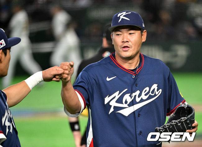[OSEN=도쿄(일본), 손용호 기자] 9일 일본 도쿄돔에서 월드베이스볼클래식(WBC) 조별리그 C조 한국과 호주의 경기가&nbsp;열렸다.C조는 일본이 3승으로 조 1위를 확정, 8강에 진출했다. 호주가 2승 1패, 대만이 2승 2패, 한국이 1승 2패, 체코는 3패다.한국 WBC 대표팀이 8강에 진출하려면 호주에 2점 이하로 실점하면서 5점 차 이상으로 승리해야만 한다.3회말 2사에서 한국 노경은이 호주 커티스 미드를 땅볼 처리하고 더그아웃으로 가며 이정후와 환호하고 있다. 2026.03.09&nbsp;/spjj@osen.co.kr