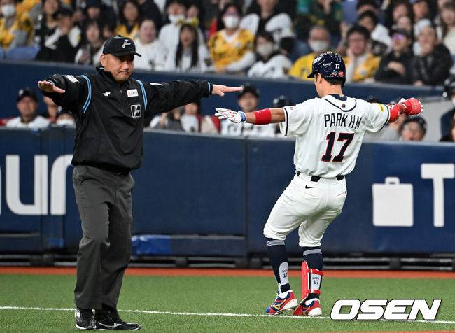 [OSEN=오사카(일본), 손용호 기자] 2일 일본 오사카 교세라돔에서 월드베이스볼클래식(WBC) 공식 연습 경기 한국 야구 대표팀과 한신 타이거스의 경기가 열렸다.우리 대표팀은 3일 같은 장소에서 오릭스 버팔로스와 연습 경기 2차전을 치른 뒤 5일 일본 도쿄돔에서 체코와 WBC 조별리그 1차전에서 격돌한다.9회초 무사 1루에서 한국 박해민이 내야안타를 치고 출루에 성공하고 있다. 2026.03.02 /spjj@osen.co.kr