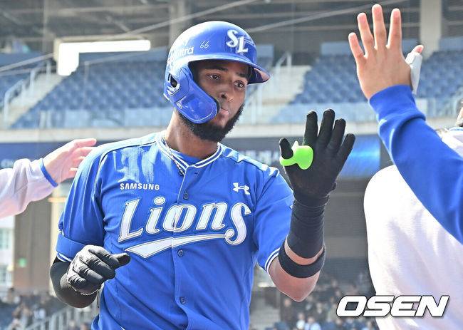 [OSEN=창원, 이석우 기자] 19일 창원NC파크에서 2026 신한 SOL KBO 리그 시범경기 NC 다이노스와 삼성 라이온즈의 경기가 열렸다. 홈팀 NC는 토다가, 방문팀 삼성은 이승현이 선발 출전했다. 삼성 라이온즈 디아즈가 4회초 1사 1루 우월 동점 2점 홈런을 치고 하이파이브를 하고 있다. 2026.03.19 / foto0307@osen.co.kr