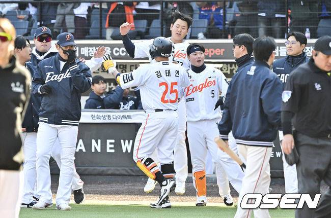 [OSEN=대전, 박준형 기자] 19일 오후 대전 한화생명볼파크에서 2026 신한 SOL KBO 리그 시범경기 한화 이글스와 KIA 타이거즈의 경기를 진행됐다.한화와 KIA는 시범경기에서 각각 2승 4패, 2승 1무 3패를 기록 중이다.9회말 한화 김태연이 끝내기 2점 홈런을 날리고 동료들의 축하를 받고 있다.    2026.03.19 / soul1014@osen.co.kr