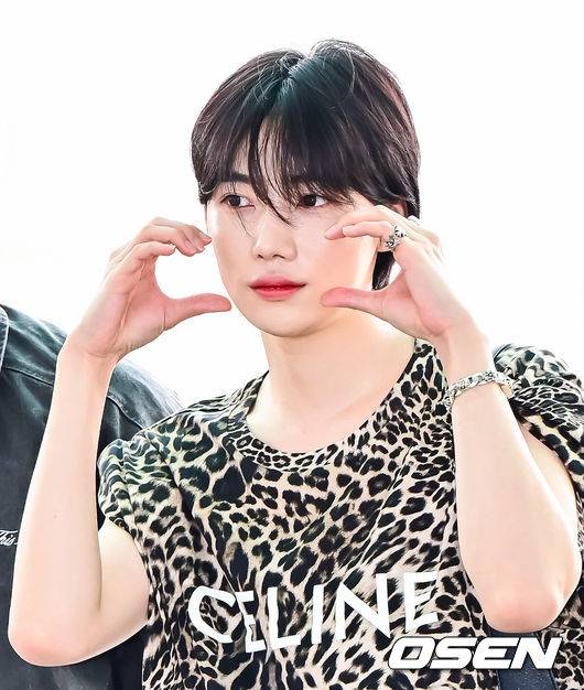 [OSEN=인천공항, 지형준 기자] 가수 더보이즈가 29일 해외 일정 참석차 인천국제공항을 통해 출국했다.더보이즈는 일본 고베에서 네 번째 월드 투어 ‘THE BLAZE’ 콘서트를 연다.더보이즈 뉴가 출국장으로 향하고 있다. 2025.08.29  / jpnews@osen.co.kr