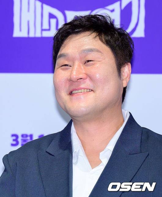 [OSEN=지형준 기자] 13일 서울 강남구 삼성동 메가박스 코엑스에서 영화 ‘메소드연기’ 언론시사회가 열렸다.'메소드연기'는 코미디 배우라는 타이틀에서 벗어나고 싶은 배우 이동휘(이동휘 분)와 성공 가도를 달리고 있지만 공허함을 채우지 못하는 배우 정태민(강찬희 분)의 이야기를 담는다.&nbsp;배우 이동휘가 거식증에 걸린 왕을 연기하며 이미지 변신을 시도하지만 각종 난관에 부딪혀 수모를 겪는 블랙 코미디 영화.배우 윤경호가 간담회를 하고 있다. 2026.03.13&nbsp;/ jpnews@osen.co.kr