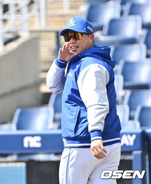 [OSEN=창원, 이석우 기자] 19일 창원NC파크에서 2026 신한 SOL KBO 리그 시범경기 NC 다이노스와 삼성 라이온즈의 경기가 열린다. 지난 12일 시작된 시범경기는 24일까지 진행되며, 각 팀이 12경기씩 총 60경기가 펼쳐진다.삼성 라이온즈 박진만 감독이 NC 다이노스 이호준 감독을 만나러 가고 있다. 2026.03.19 / foto0307@osen.co.kr