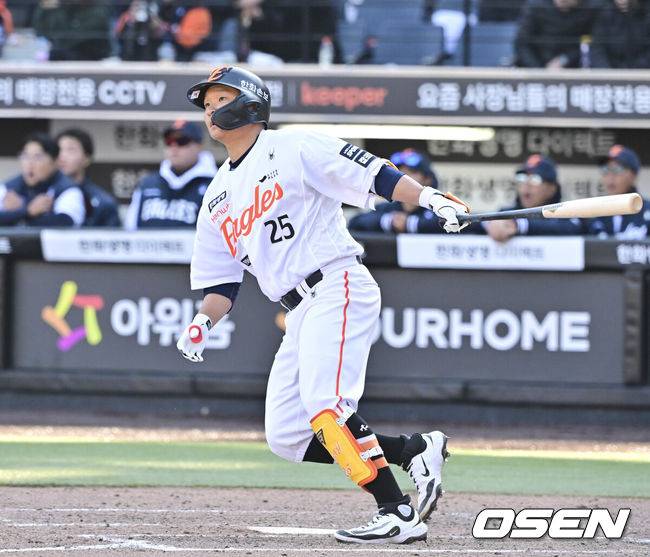 [OSEN=대전, 박준형 기자] 19일 오후 대전 한화생명볼파크에서 2026 신한 SOL KBO 리그 시범경기 한화 이글스와 KIA 타이거즈의 경기를 진행됐다.한화와 KIA는 시범경기에서 각각 2승 4패, 2승 1무 3패를 기록 중이다.9회말 한화 김태연이 끝내기 2점 홈런을 날리고 있다  2026.03.19 / soul1014@osen.co.kr