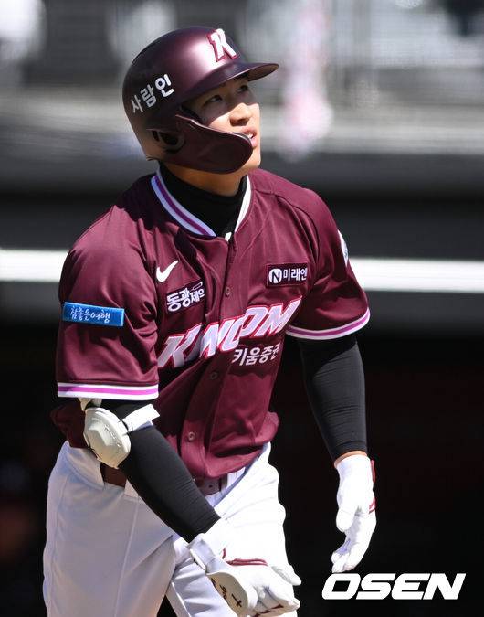 [OSEN=수원, 조은정 기자]19일 경기도 수원 KT위즈파크에서 ‘2026 신한 SOL KBO리그’ 시범경기 KT 위즈와 키움 히어로즈의 경기가 열렸다.KT는 선발 투수로 보쉴리를, 키움은 김윤하를 마운드에 올렸다.3회초 2사 키움 이주형이 우중월 동점 솔로 홈런을 날린 뒤 타구를 보고 있다. 2026.03.19 /cej@osen.co.kr