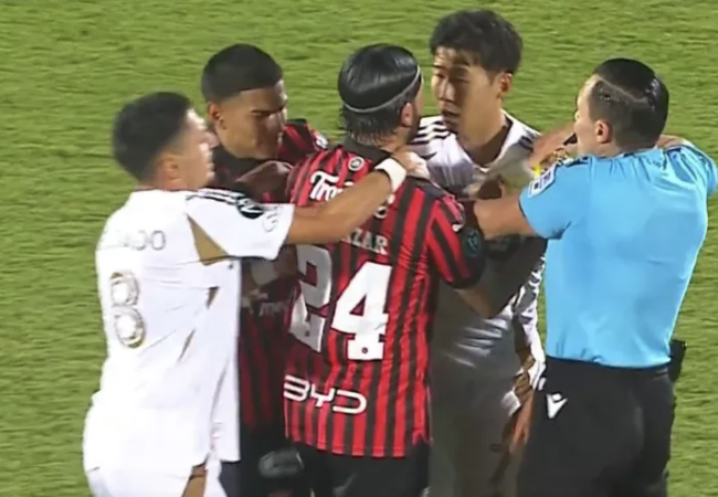 [사진] 상대팀 선수와 충돌한 손흥민