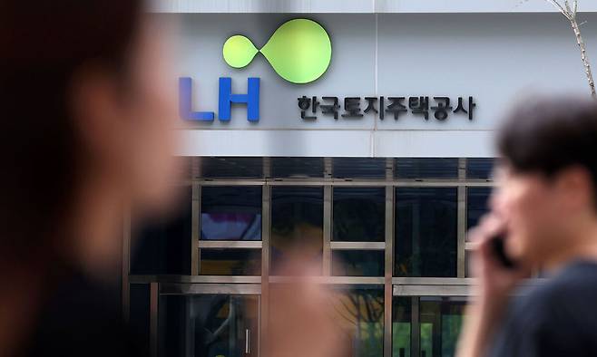 정부가 7일 부동산관계장관회의를 통해 주택공급 확대 방안을 발표했다. 정부는 수도권 주택 공급 부족을 해소하기 위해 2030년까지 수도권에 총 135만가구 공급을 목표로 매년 신규 주택 27만가구 착공을 추진한다. 이를 위해 한국토지주택공사(LH)가 수도권 공공택지 매각을 중단하고 직접 시행에 나선다. 사진은 주택공급 확대 방안을 발표한 7일 경기 고양시 LH 고양사업본부 모습. 뉴시스