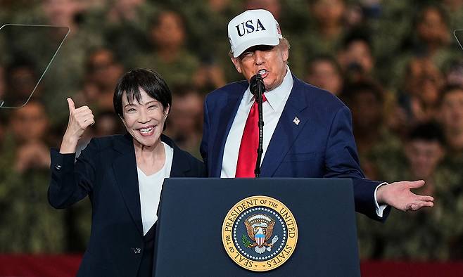 도널드 트럼프 미국 대통령(오른쪽)과 다카이치 사나에 일본 총리. AP연합뉴스