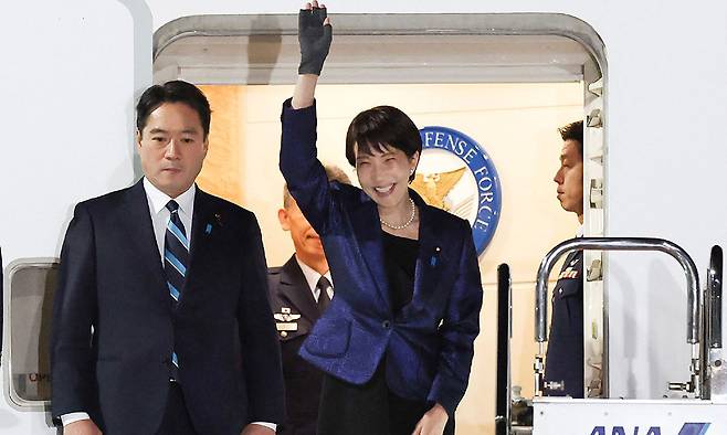 18일 다카이치 사나에 일본 총리가 도쿄 하네다 공항에서 미국으로 출발하며 손을 흔들고 있다. AFP연합뉴스