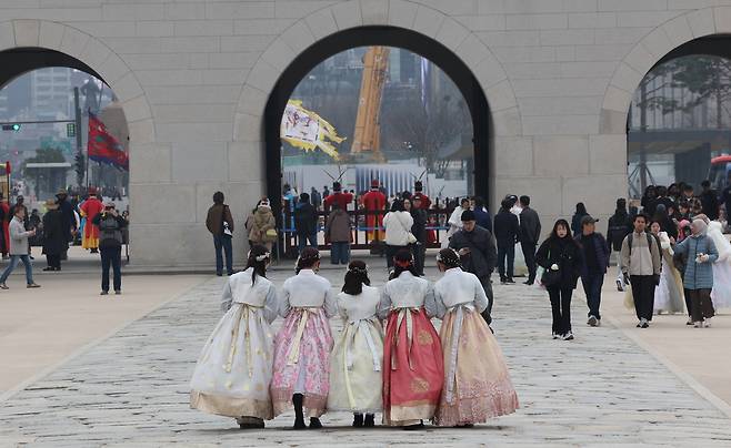 15일 서울 경복궁에서 외국인 관광객과 시민들이 기념촬영을 하고 있다, 오는 21일 BTS는 경복궁 근정문에서 출발해 흥례문, 광화문으로 이어지는 '왕의 길'을 걸어 나갈 예정이다.&nbsp; &nbsp; 연합뉴스