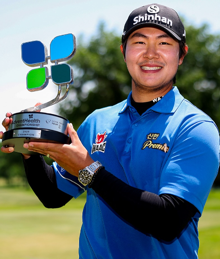 김성현이 지난해 5월 PGA 콘페리투어 어드벤트헬스 챔피언십에서 우승한 뒤 트로피를 들고 있다. 김성현 SNS